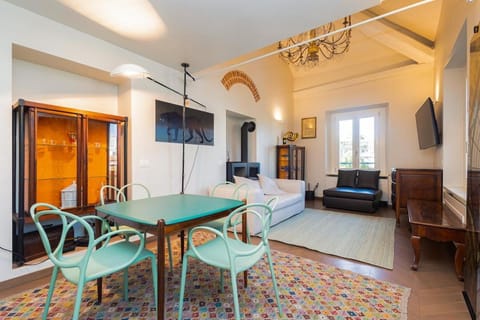 Communal lounge/ TV room, TV and multimedia, Living room, Seating area, Dining area