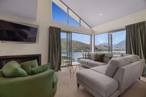 Natural landscape, TV and multimedia, Living room, Seating area