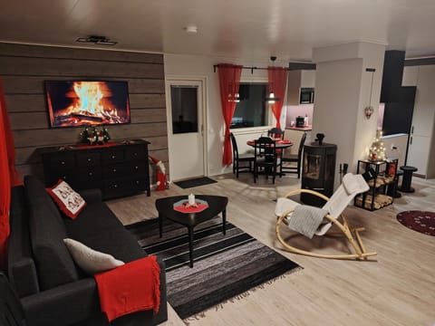 Communal lounge/ TV room, TV and multimedia, Living room, Seating area, Dining area, fireplace