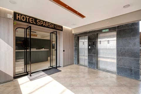 Facade/entrance, elevator