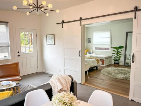 Hot Tub Bright Modern steps to downtown Apartment in San Anselmo