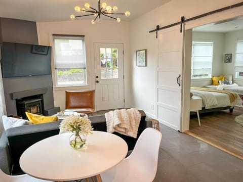 Hot Tub Bright Modern steps to downtown Apartment in San Anselmo