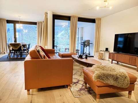 TV and multimedia, Living room, Seating area, Evening entertainment