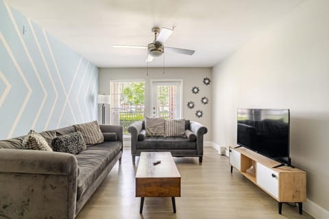 TV and multimedia, Living room, Photo of the whole room, Decorative detail, Seating area