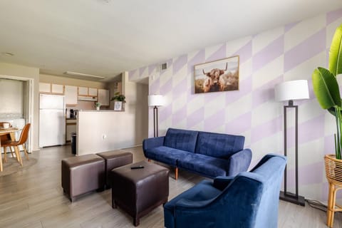 Kitchen or kitchenette, Living room, Decorative detail, Seating area, Dining area
