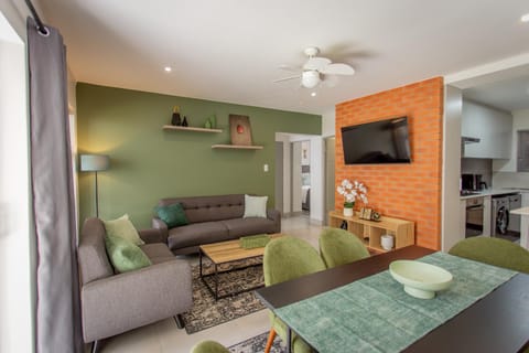 Communal lounge/ TV room, TV and multimedia, Kitchen or kitchenette, Living room, Seating area, Dining area