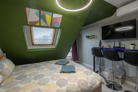 Bed, TV and multimedia, Photo of the whole room, Bedroom