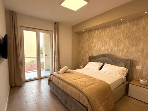 Bed, TV and multimedia, Bedroom