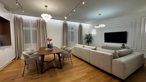 TV and multimedia, Living room, Seating area, Evening entertainment