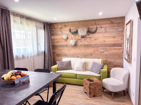 Living room, Decorative detail, Seating area, Dining area