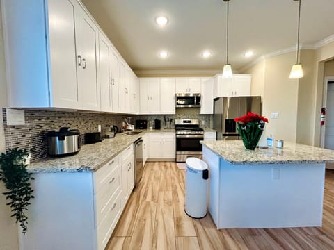 Kitchen or kitchenette, dishwasher, minibar, oven