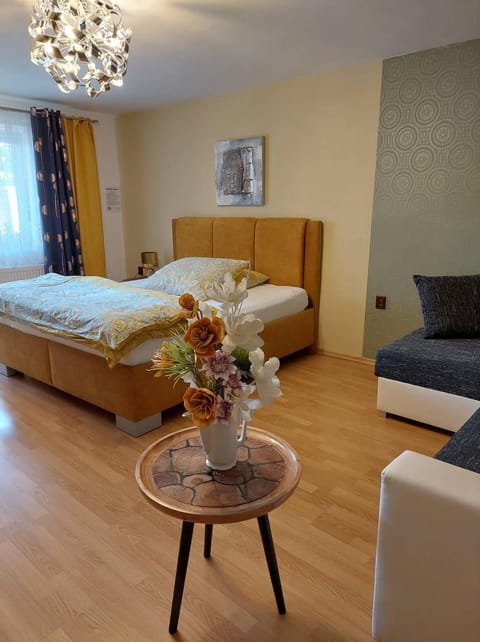 Bed, Photo of the whole room, Seating area