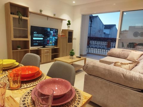 Communal lounge/ TV room, TV and multimedia, Living room, Seating area, Dining area