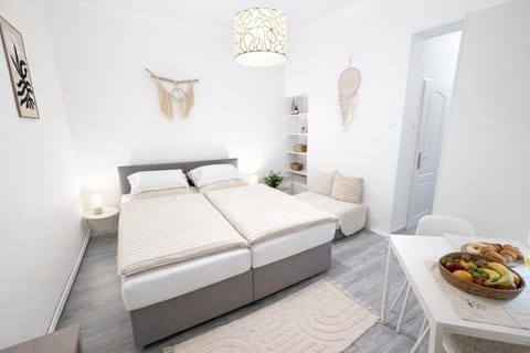 Bed, Photo of the whole room, Seating area, Bedroom, Food