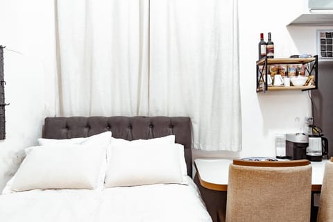 Photo of the whole room, Dining area, Bedroom