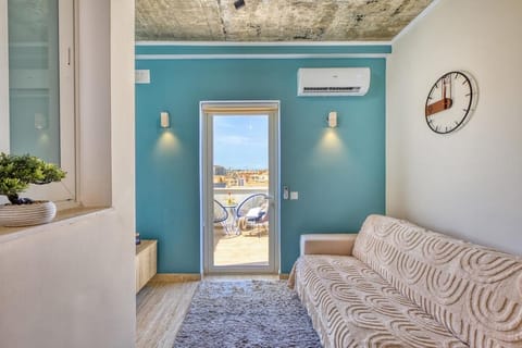 Living room, Photo of the whole room, air conditioner