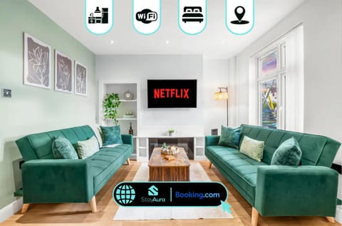Communal lounge/ TV room, TV and multimedia, Living room, Seating area, Evening entertainment, Text overlay