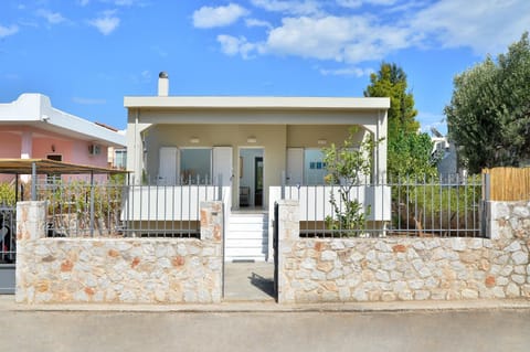 Property building, Day, Balcony/Terrace, Parking