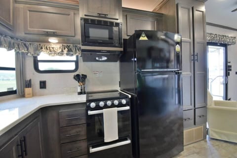 Lakeside Fire Pit • Grill • Games • Picnic Space Apartment in Tennessee