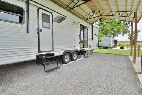 Lakeside Fire Pit • Grill • Games • Picnic Space Apartment in Tennessee