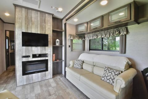 Lakeside Fire Pit • Grill • Games • Picnic Space Apartment in Tennessee