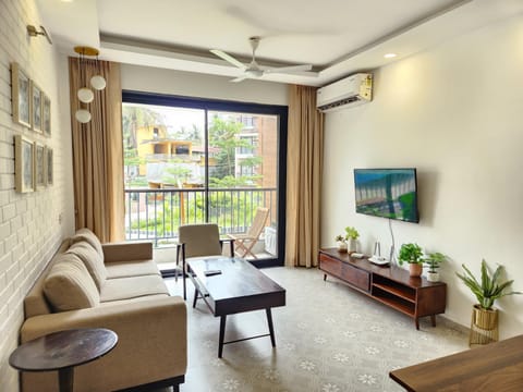 TV and multimedia, Living room, Seating area, air conditioner