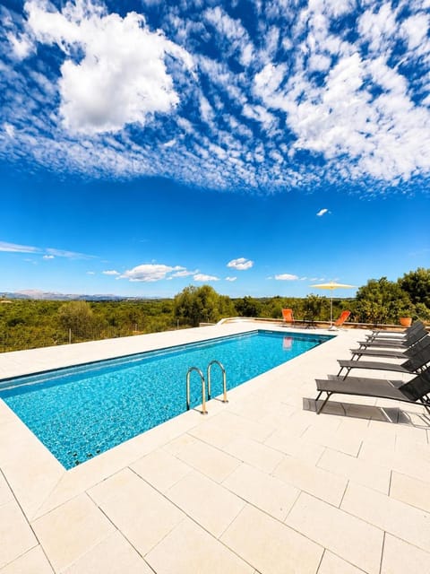 Day, Natural landscape, Pool view, Swimming pool, sunbed