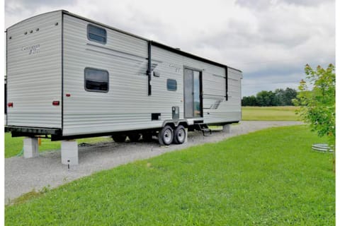 Mins from the Lake! Camper King Bed • Firepit Apartment in Tennessee