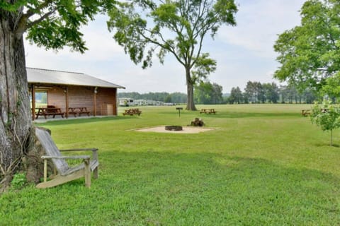 Mins from the Lake! Camper King Bed • Firepit Apartment in Tennessee