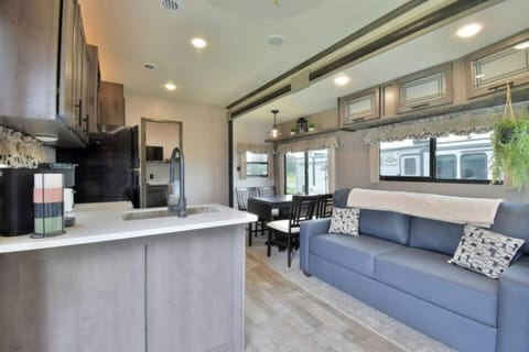 Mins from the Lake! Camper King Bed • Firepit Apartment in Tennessee