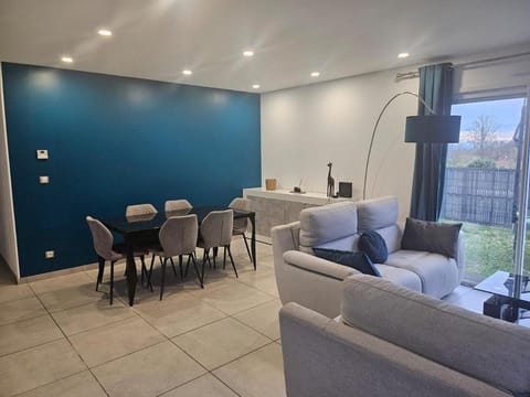 Seating area, Dining area