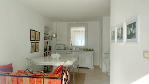 Communal lounge/ TV room, Facade/entrance, Seating area, Breakfast