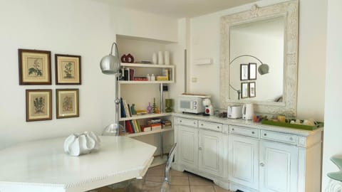 Communal lounge/ TV room, Facade/entrance, Seating area, Breakfast