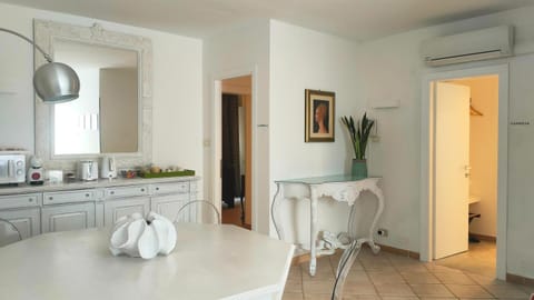 Communal lounge/ TV room, Facade/entrance, Seating area, Breakfast