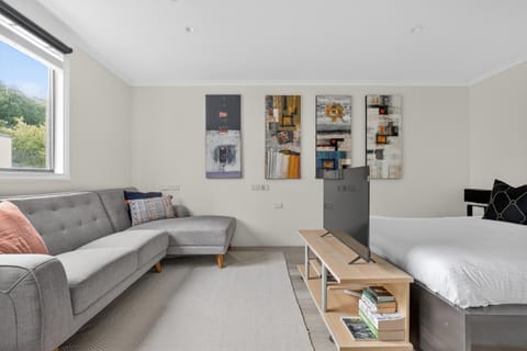 Bed, TV and multimedia, Seating area, Bedroom