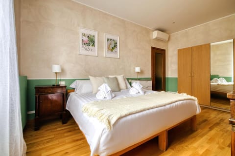 Photo of the whole room, Bedroom, towels, wardrobe, air conditioner