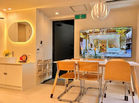 TV and multimedia, Living room, Seating area, group of guests, Family