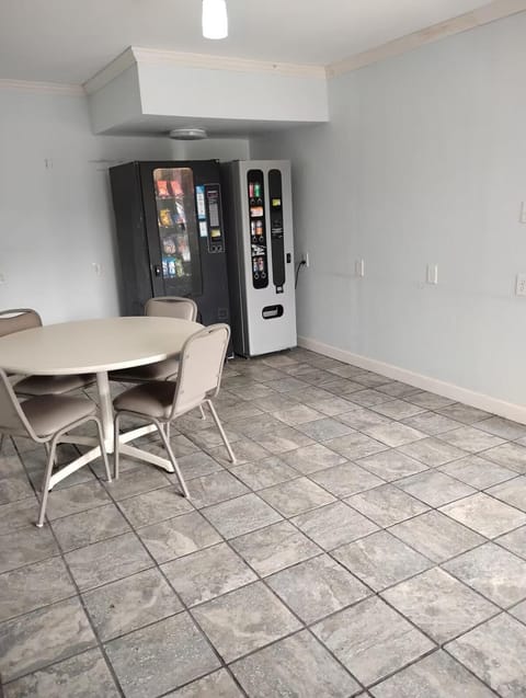 Gated 2 Double Bed Studio with Full Kitchen 112 Apartment in Baton Rouge