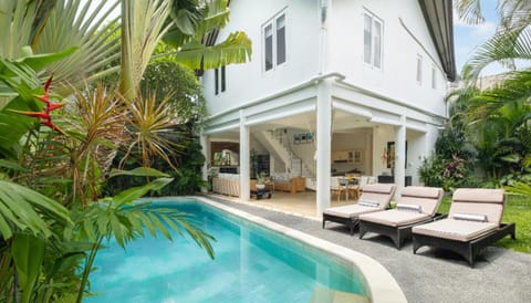 Property building, Garden, Garden view, Pool view, Swimming pool, sunbed