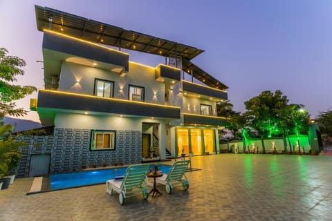 Night, Pool view