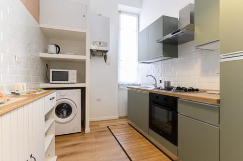 Coffee/tea facilities, Kitchen or kitchenette, dishwasher, microwave, oven, stove, washing machine