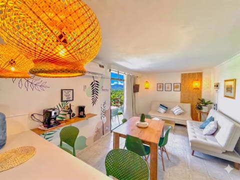 Bed, TV and multimedia, Coffee/tea facilities, Living room, Seating area