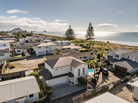 Neighbourhood, Natural landscape, Parking