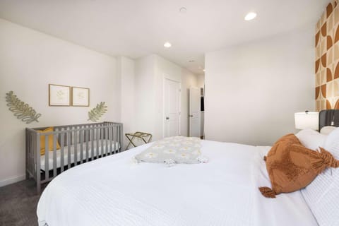 Rare 3BR Modern Urban Escape Private Garage House in Queen Anne