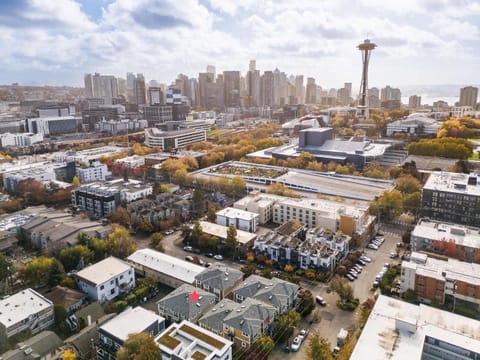 Rare 3BR Modern Urban Escape Private Garage House in Queen Anne