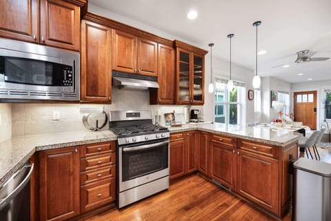 Rare 3BR Modern Urban Escape Private Garage House in Queen Anne