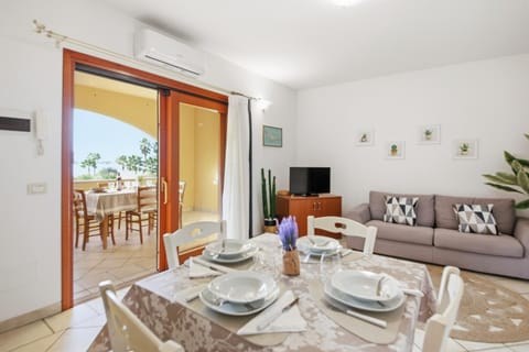 Summer, TV and multimedia, Living room, Seating area, Dining area