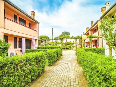 Bright apartment with pool near the sea Apartment in Rosolina Mare