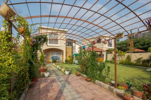 Property building, Facade/entrance, Day, Garden, Garden, Garden view, Parking