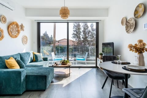 TV and multimedia, Living room, Decorative detail, Seating area, Dining area, air conditioner